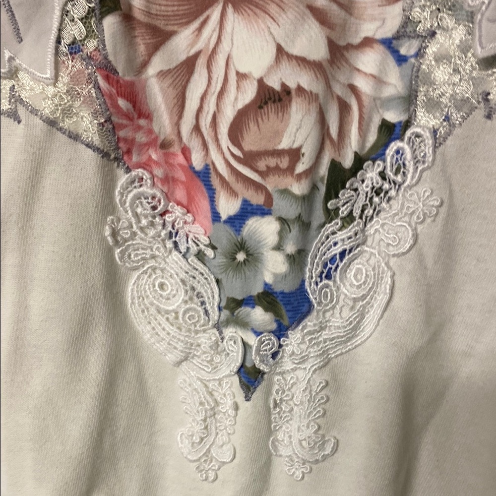 IVONNE MARIE Vintage Floral Print Women's Sweater with Lace Details - Picture 4 of 9